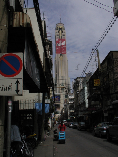 Bangkok's tallest building, through narrow gullies